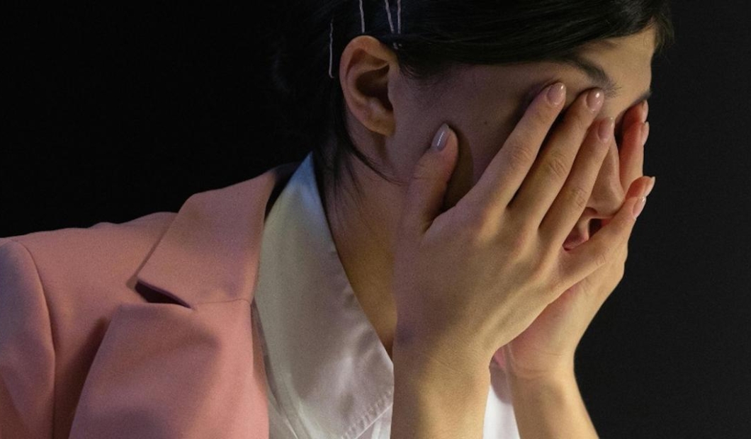 Gemaskeerde Genderdysforie bij Complex Trauma: Een Reflectieve Casusstudie over Trauma-gerelateerde Lichaamsafwijzing en Genderdysforie